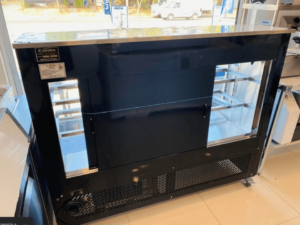 Meson Refrigerado Curvo 1,5mt Negro sin Bodega - Cousiño 6