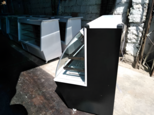 Meson Refrigerado Curvo con Bodega 1,5 mt - GyT 6