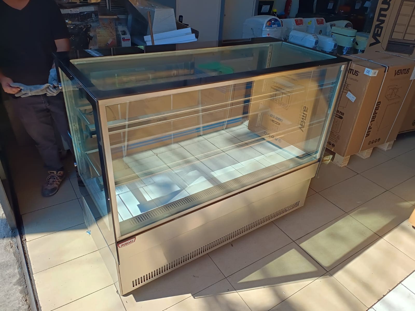 Vitrina Pastelera Recta 1.5 mts - Maigas 2